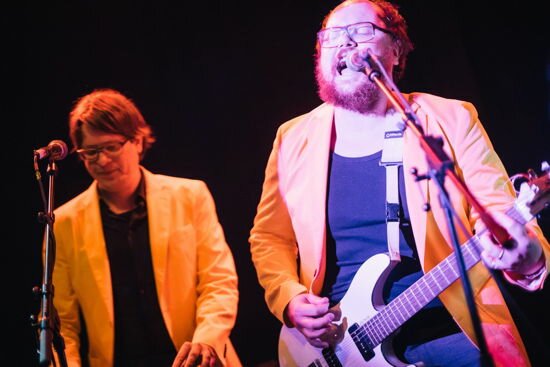 Konzertaufnahme im Fluc in Wien, Michi bellt das Mikrophon an und Paul lacht