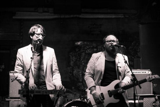 Konzertaufnahme im Werk in Wien, Paul und Michi singen mit geschlossenen Augen