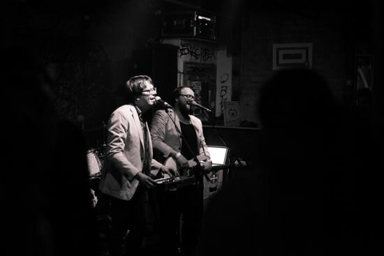 Konzertaufnahme im Werk in Wien, Paul und Michi singen mit offenen Augen